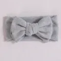 Bandeau bebe tricot gaufre gris avec grand noeud, accessoire cheveux nourrisson doux. - Gris