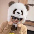 Lindo sombrero de panda de peluche con orejeras cálidas y gafas pixel para el invierno frío. - Sombrero de Panda Qizai Marrón
