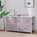 Cassettiera in tessuto con 5 cassetti, struttura in metallo bianco e maniglie in legno. - 5 Cassetti / Grigio chiaro