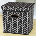 Schwarz-weiße Zickzack Faltbare Stoff Aufbewahrungsbox mit Deckel für Kleidung. - Groß (28x28x28cm) / Mit Deckel Schwarzes Blatt
