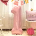 Roze cijfer een folieballon detailweergave voor kinder verjaardag feest foto. - Babyroze Nummer Ballon 1 (13)