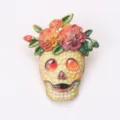 Spilla teschio Halloween con fiori in smalto colorato, spilla per abbigliamento horror. - Giallo