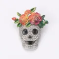 Spilla teschio di Halloween con fiori smaltati colorati, accessorio di gioielleria gotica. - Bianco