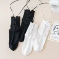 Niedliche japanische Damen Mittelsocken mit vertikalen Streifen und Schleifen-Design. - 2 Schwarz + 1 Weiß (3 Paar)