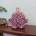 Χαριτωμένο ροζ παιδικό σακίδιο πλάτης με λεοπάρ, απαλή γούνινη τσάντα για νήπια το χειμώνα. - Ροζ