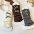Jambières en tricot pour enfants, variante chaussettes vintage nœud ruban couleurs. - Taille unique / Lot de 3 / Blanc + Gris + Café