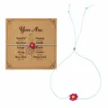 Lichtblauwe geweven armband met schattige roze bloemhanger en inspirerende boodschapkaart. - Lichtblauw met Roze/Gele Bloem en Kaart (GZ-B25010901G-P)