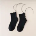 Schwarze Lolita Mittelsocken mit süßer Schleife und feiner dekorativer Rüschenborte. - Schwarzes Band 1 Paar
