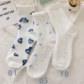 Chaussettes mi-hautes blanches pour femmes, avec cœurs bleus et détails en dentelle douce. - Taille unique / Style Nœud Bleu Japonais 1-5-10