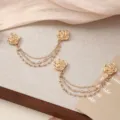 Detailopname van de gouden roos magnetische kledingclip en kristallen ketting broekversteller. - Roségoud