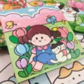 Leuke vierkante studenten notitieboek planner variant met schattig cartoon omslagontwerp. - Bloemenveld Omarmend