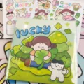 Leuke cartoon vierkante notebook met PVC hoes, groen klaverblad meisje ontwerp voor studenten. - Gelukkig Wonderland