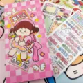 Roze geruit notitieboekje met schattig meisje, ideaal voor studenten en dagelijks gebruik. - Dubbel Veel Geluk