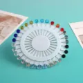 Bunte Kristallkopf Kopftuchnadeln auf einem runden weissen Rad zur Bekleidungsdekoration. - Platten-Bohrstil