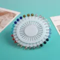 Bunte Kristallkopf-Stecknadeln auf weißem runden Halter für Kopftuch Schal Dekoration. - Runder Zirkon-Stil