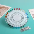 Bunte Kristall Hijab Nadeln Set mit rundem weißem Aufbewahrungsrad für ethnische Kleidung. - Säulen-Bohrstil Mit Pin-Stopper