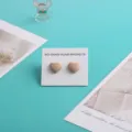 Minimalistische herzförmige Hijab-Magnete in Nude, sicherer magnetischer Schalpin für Frauen. - 2er-Pack / Lackiertes Khaki
