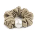 Λεπτομερές κοντινό πλάνο μπεζ μάλλινου scrunchie μαλλιών με μια μεγάλη κεντρική πέρλα διακόσμησης. - Κίτρινο τζίντζερ