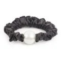 Gros plan détail du chouchou en satin gris foncé avec grosse perle blanche, accessoire. - Brun Foncé