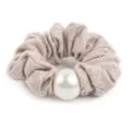 Λεπτομερής όψη απαλού μαλλιαρού scrunchie με μεγάλη πέρλα, κομψό αξεσουάρ μαλλιών. - Χρώμα Βρώμης