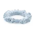 Λεπτομερής όψη scrunchie από γαλάζιο σατέν, κομψό πτυχωτό λαστιχάκι μαλλιών με χάντρα. - Μπλε