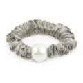 Chouchou de cheveux en satin gris avec grande perle blanche, texture plissée élégante et douce. - Vert Gris