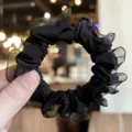 Chouchou noir en tulle volanté vue détaillée, accessoire de cheveux élégant pour femmes. - Noir
