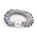 Chouchou en satin gris élégant avec une grande perle blanche pour coiffure chic. - Gris Bleu