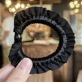 Gommino per capelli in raso nero con design a volant carino, elastico elegante per acconciature. - Nero