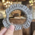 Elastico per capelli in raso grigio arricciato elegante fermacapelli coda cavallo - Grigio