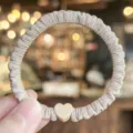 Minimalistischer Satin-Haargummis mit süßem Herz-Anhänger, elastischer Zopfgummi für den Alltag. - Milchtee-Farbe