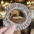 Elegante scrunchie in raso con design arricciato carino, elastico per capelli comodo e chic. - colore tè al latte