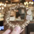 Chic chouchou de cheveux en satin champagne avec detail carre, attache queue de cheval. - Café Clair