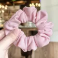 Coletero de pelo rosa con textura de lino, accesorio dulce y elegante para diario. - Rosa