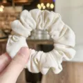 Primer plano de coletero beige texturizado de lino, tela suave y banda elástica elegante. - Blanco Roto