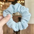 Primer plano de coletero azul claro texturizado, tejido suave con alta elasticidad flexible. - Azul