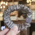 Grand chouchou de cheveux en satin style coréen avec accent carré élastique élégant - Gris Violet