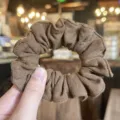 Coletero de textura de lino marrón, accesorio de pelo elegante y sencillo para el día a día. - Café Claro