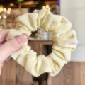Coletero de textura de lino amarillo claro, cinta para el pelo dulce y elegante para uso diario. - Amarillo leche