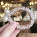 Chouchou de cheveux en satin double perle style coréen élégant élastique pour les femmes. - Rose Clair