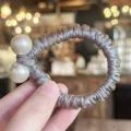 Chouchou de cheveux en satin élégant avec perles, élastique pour coiffure quotidienne. - Gris Violet