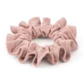 Dettaglio scrunchie in velluto rosa, morbido elastico per capelli plissettato per stile quotidiano. - Rosa