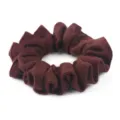 Dettaglio in primo piano dello scrunchie in lana marrone scuro, morbida texture per acconciature. - Rosso scuro