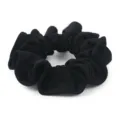 Vista di dettaglio dell'elastico per capelli in tessuto nero, accessorio morbido primo piano. - Nero