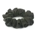 Dettaglio in primo piano di scrunchie in lana verde scuro, morbida consistenza in feltro morbido. - Verde scuro