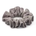 Primo piano dettagliato di scrunchie in morbida finta camoscio, design plissettato taupe elegante. - Grigio Cachi