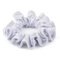 Primo piano dettagliato del morbido elastico per capelli in tessuto viola chiaro, texture plissettata. - Viola chiaro
