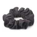Dettaglio ravvicinato di elastico per capelli in tessuto grigio scuro con trama morbida e cuciture. - grigio viola