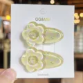 Detailopname van gele bloemen haarspelden op witte kaart, schattig madeliefje ontwerpen. - Geel