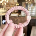 Suave coletero de pelo rosa plisado con detalle de cuenta cuadrada para peinados elegantes. - Rosa